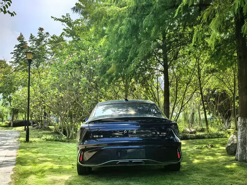 2023 Hongqi H6 с пробегом 10 000 км