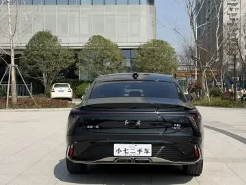 2023 Hongqi H6 с пробегом 18 000 км