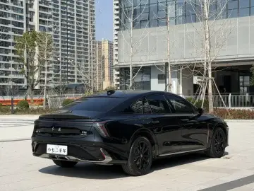 2023 Hongqi H6 с пробегом 18 000 км