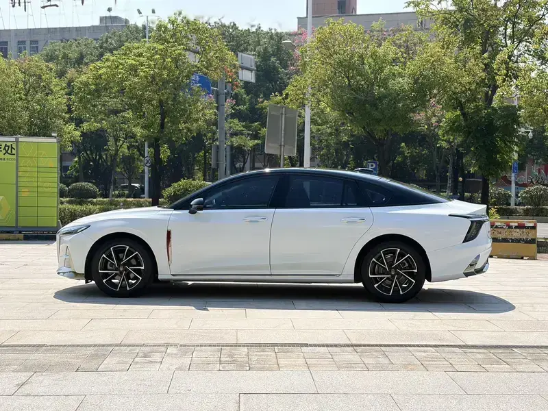 2024 Hongqi H6 с пробегом 30 000 км