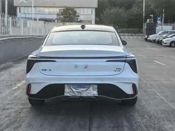 2025 Hongqi H6 с пробегом 100 км