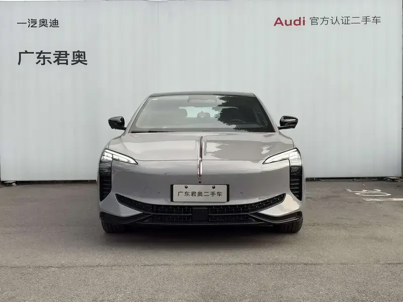 2025 Hongqi EH7 с пробегом 13 800 км