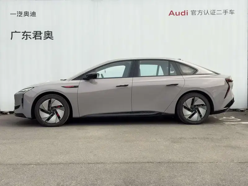 2025 Hongqi EH7 с пробегом 13 800 км