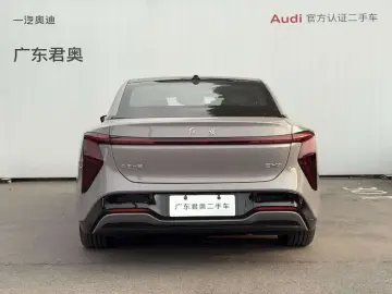 2025 Hongqi EH7 с пробегом 13 800 км