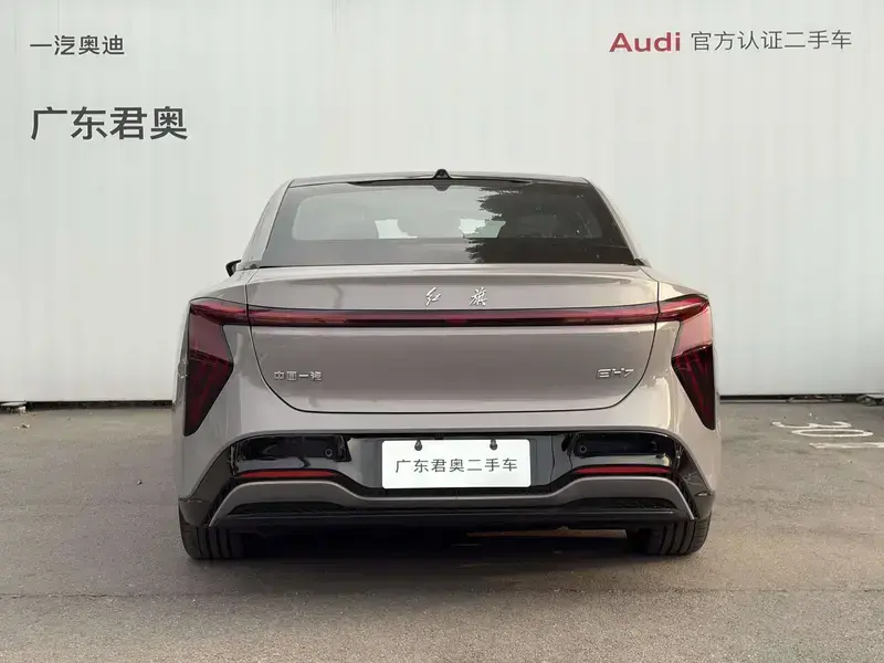 2025 Hongqi EH7 с пробегом 13 800 км