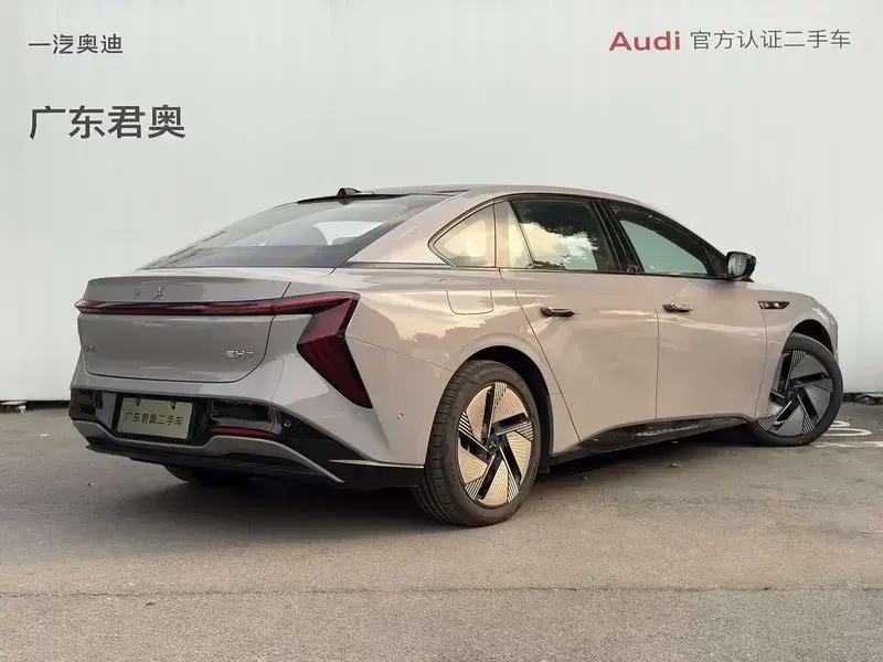 2025 Hongqi EH7 с пробегом 13 800 км