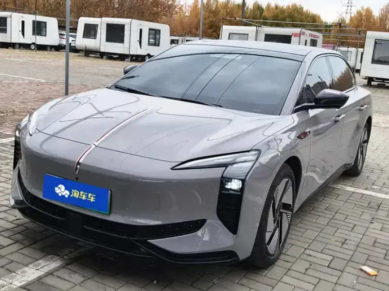 2025 Hongqi EH7 с пробегом 9 000 км