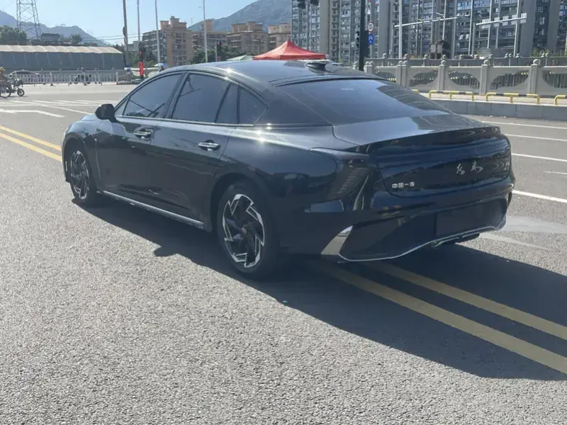 2023 Hongqi H6 с пробегом 17 000 км