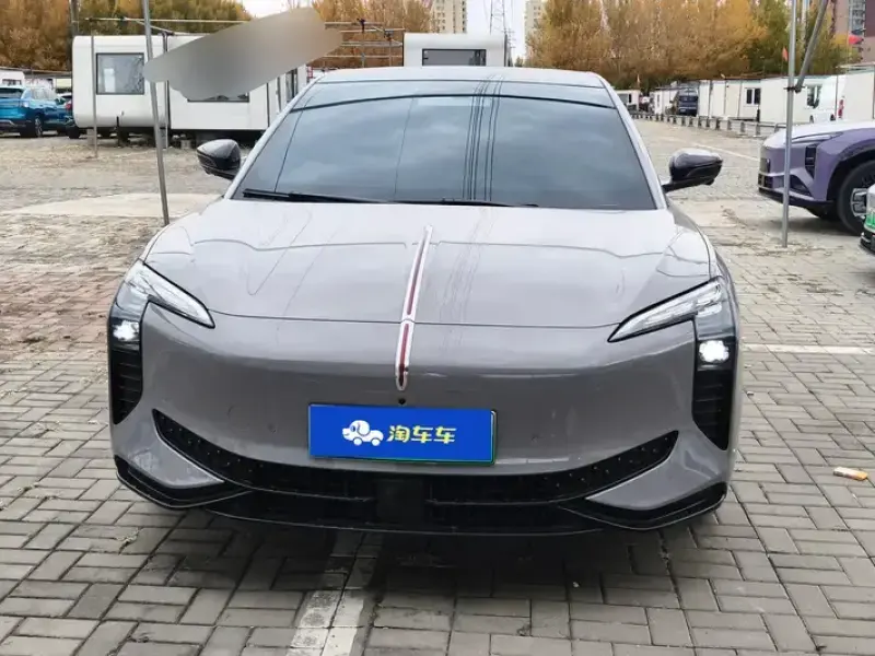 2025 Hongqi EH7 с пробегом 9 000 км