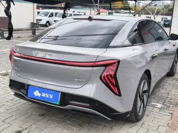2025 Hongqi EH7 с пробегом 9 000 км