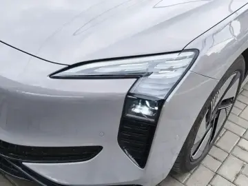2025 Hongqi EH7 с пробегом 9 000 км