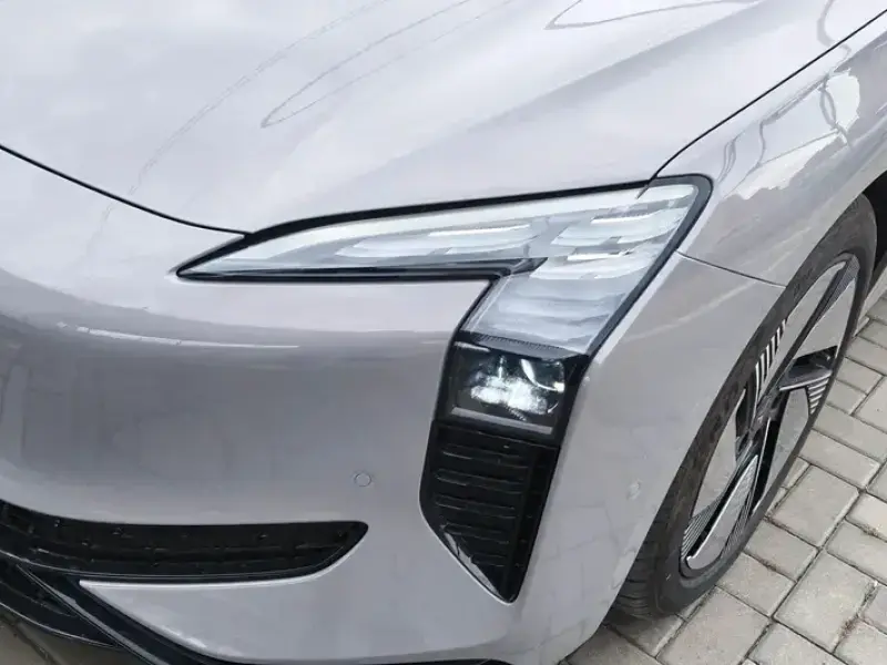 2025 Hongqi EH7 с пробегом 9 000 км