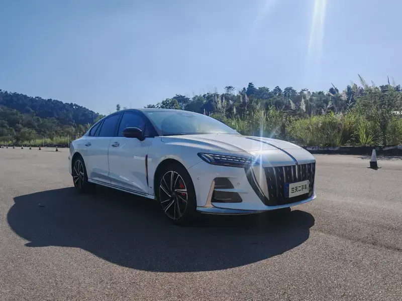 2024 Hongqi H6 с пробегом 2 700 км