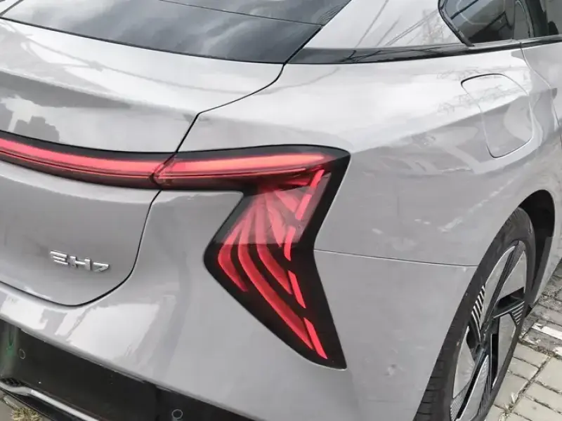 2025 Hongqi EH7 с пробегом 9 000 км