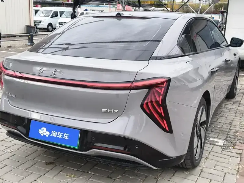 2025 Hongqi EH7 с пробегом 6 000 км