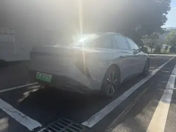 2024 Hongqi EH7 с пробегом 14 000 км