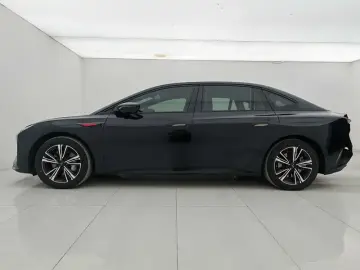 2024 Hongqi EH7 с пробегом 38 800 км