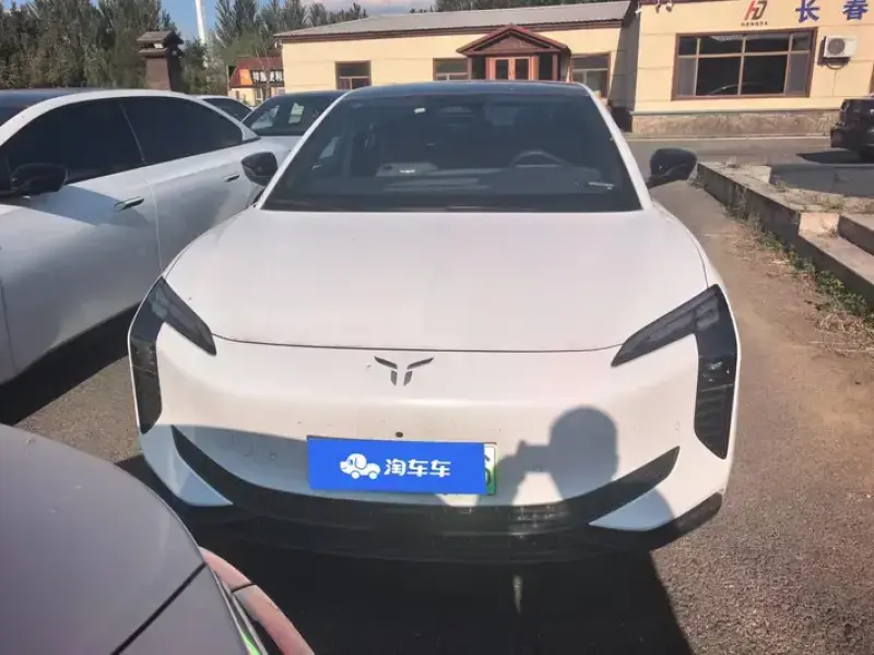 2024 Hongqi EH7 с пробегом 14 000 км