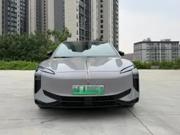 2025 Hongqi EH7 с пробегом 10 000 км