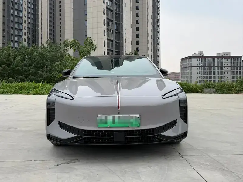 2025 Hongqi EH7 с пробегом 10 000 км