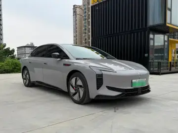 2025 Hongqi EH7 с пробегом 10 000 км