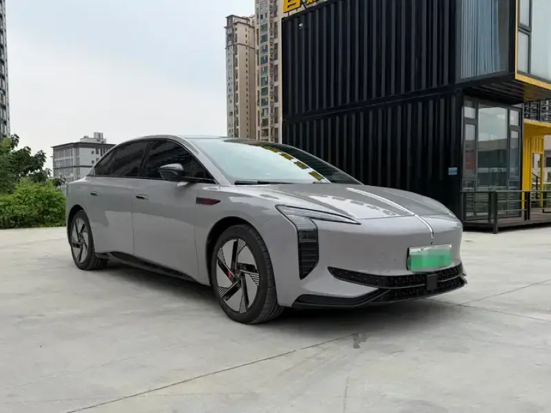 2025 Hongqi EH7 с пробегом 10 000 км