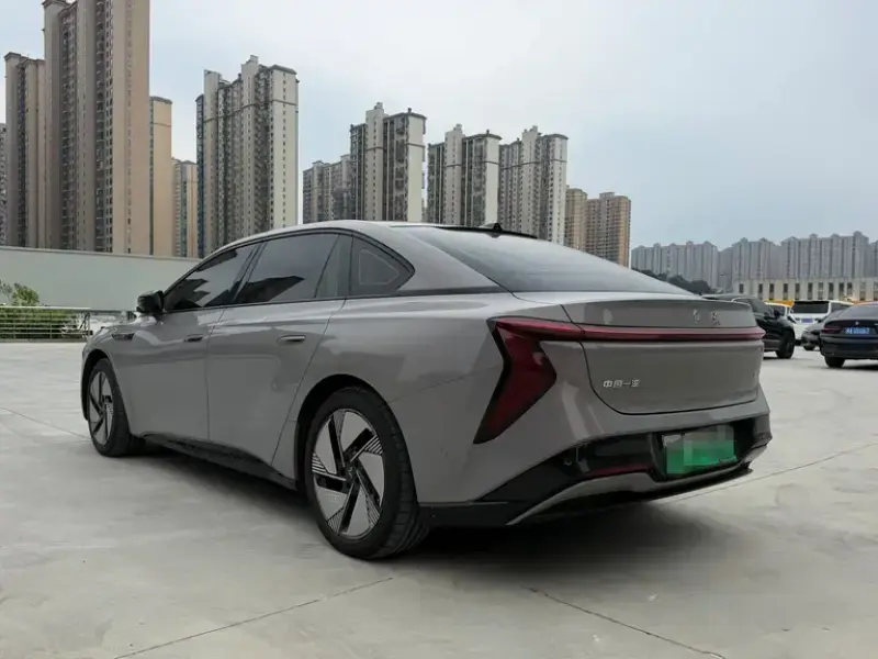 2025 Hongqi EH7 с пробегом 10 000 км