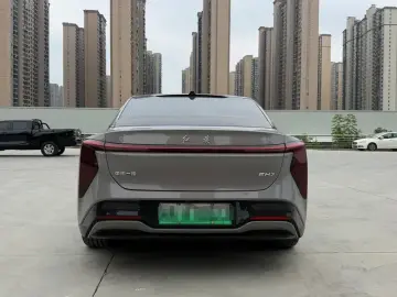 2025 Hongqi EH7 с пробегом 10 000 км