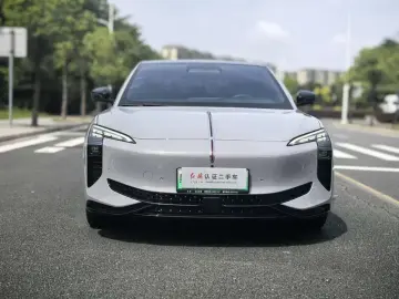 2025 Hongqi EH7 с пробегом 5 000 км