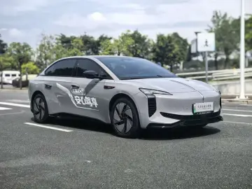 2025 Hongqi EH7 с пробегом 5 000 км