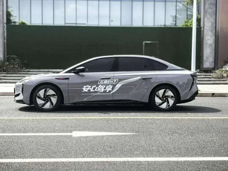 2025 Hongqi EH7 с пробегом 5 000 км