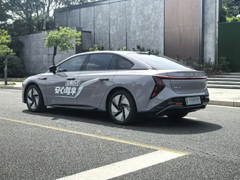2025 Hongqi EH7 с пробегом 5 000 км
