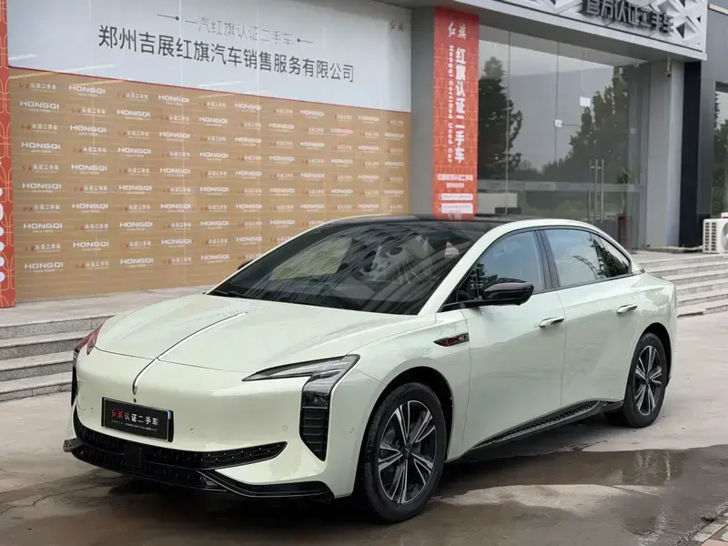 2025 Hongqi EH7 с пробегом 100 км
