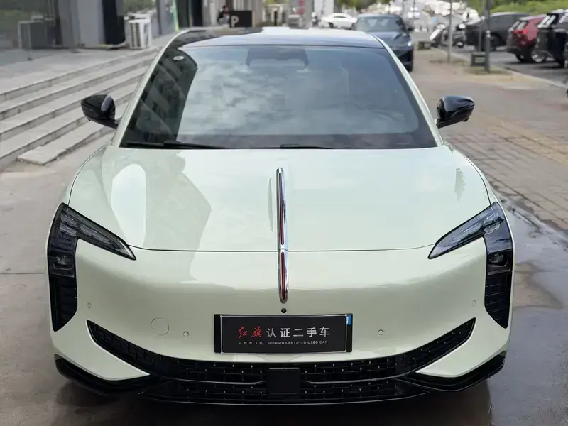 2025 Hongqi EH7 с пробегом 100 км