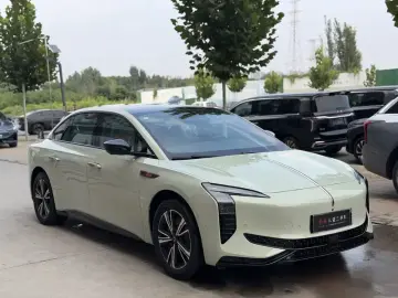 2025 Hongqi EH7 с пробегом 100 км