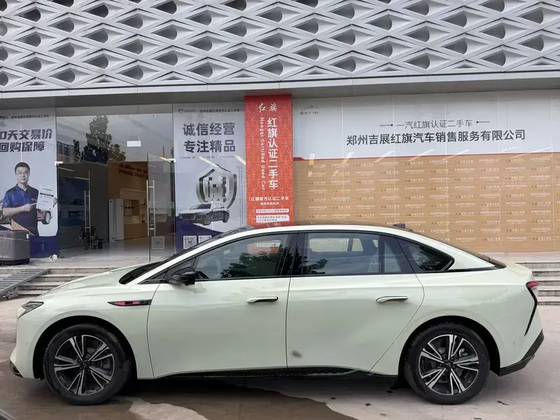 2025 Hongqi EH7 с пробегом 100 км