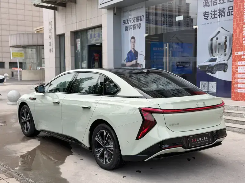 2025 Hongqi EH7 с пробегом 100 км