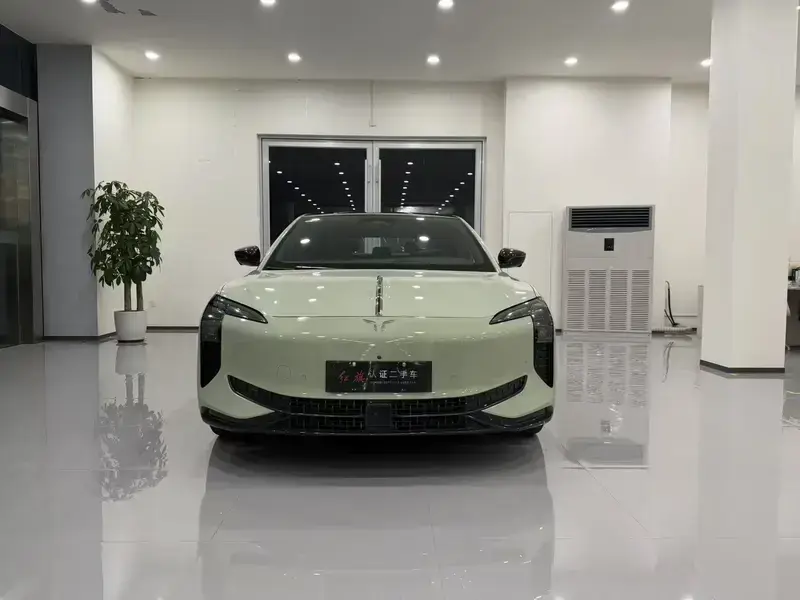 2024 Hongqi EH7 с пробегом 27 000 км