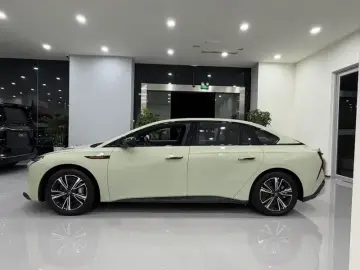 2024 Hongqi EH7 с пробегом 27 000 км