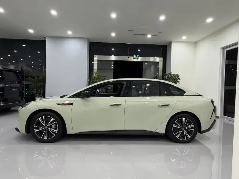 2024 Hongqi EH7 с пробегом 27 000 км