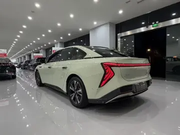 2024 Hongqi EH7 с пробегом 27 000 км