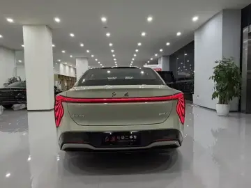 2024 Hongqi EH7 с пробегом 27 000 км