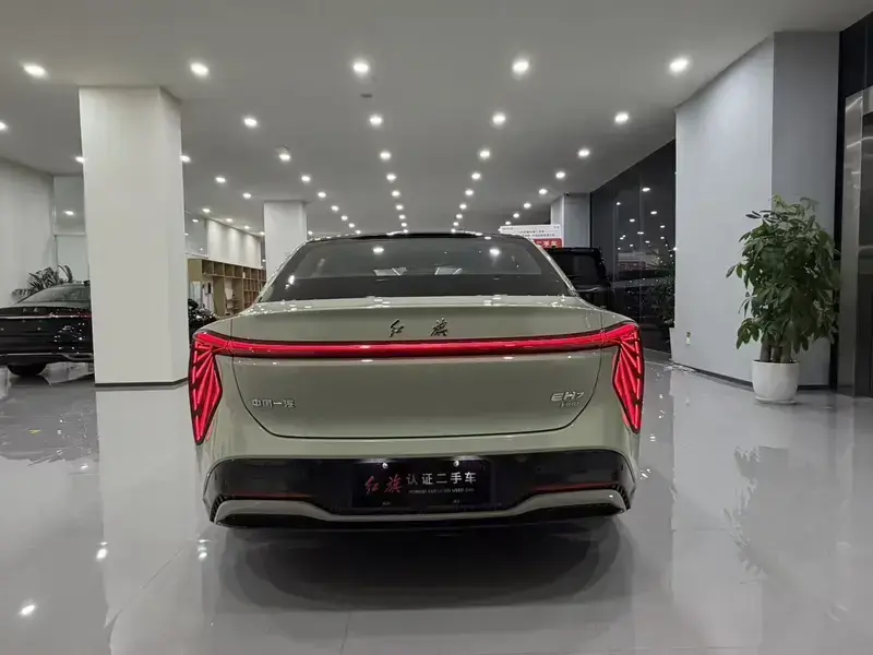 2024 Hongqi EH7 с пробегом 27 000 км