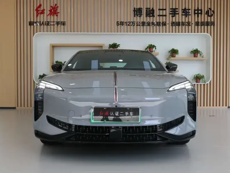 2025 Hongqi EH7 с пробегом 5 000 км