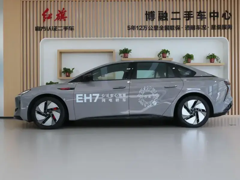 2025 Hongqi EH7 с пробегом 5 000 км