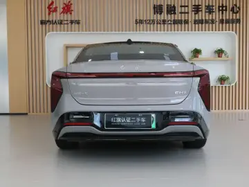 2025 Hongqi EH7 с пробегом 5 000 км
