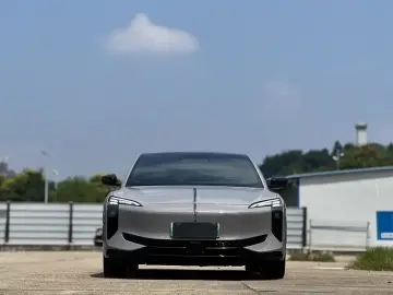 2025 Hongqi EH7 с пробегом 5 000 км