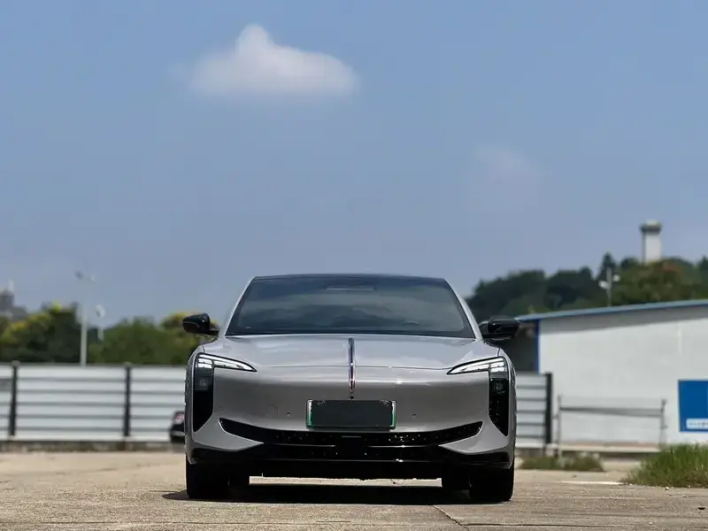 2025 Hongqi EH7 с пробегом 5 000 км