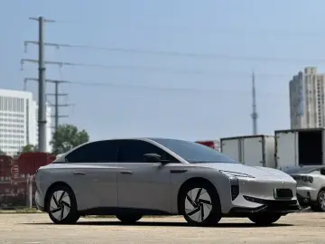 2025 Hongqi EH7 с пробегом 5 000 км