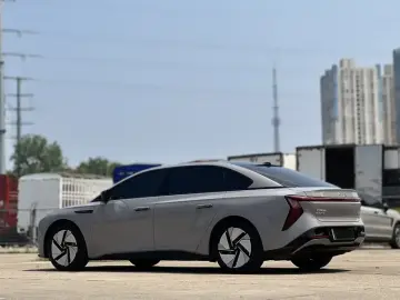 2025 Hongqi EH7 с пробегом 5 000 км